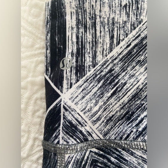 Lululemon HR Leggings Size 6 Long 30” - Picture 2 of 3